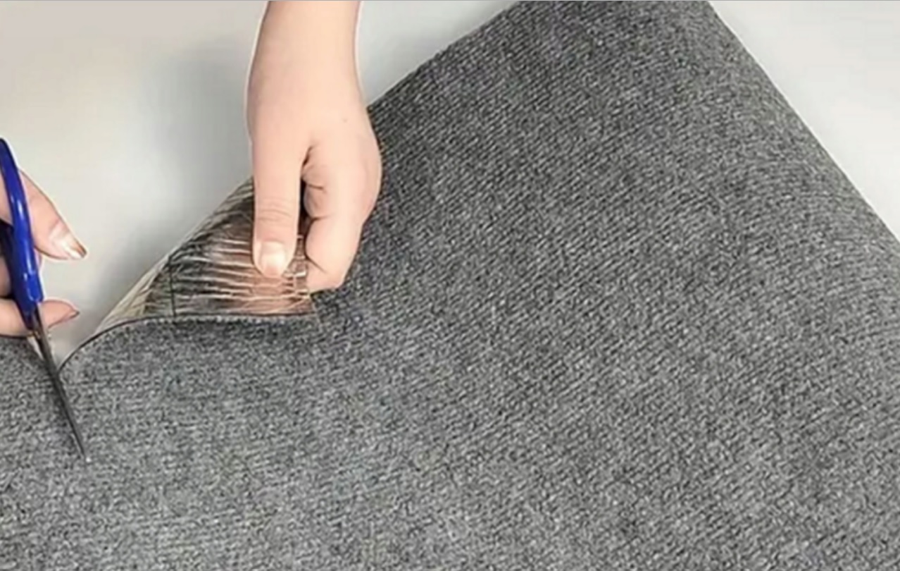 Samolepiace škrabadlo pre mačky